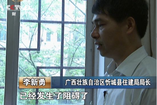 住建局局长李新勇表示横在新老城区之间的收费站 对于城市建设来说是一个阻碍。