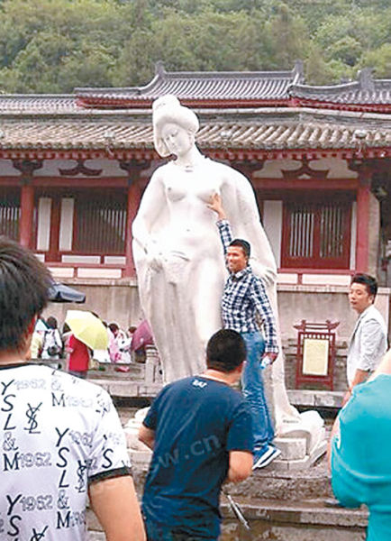 西安杨贵妃雕像遭游客胸袭 称花了钱为何不能摸