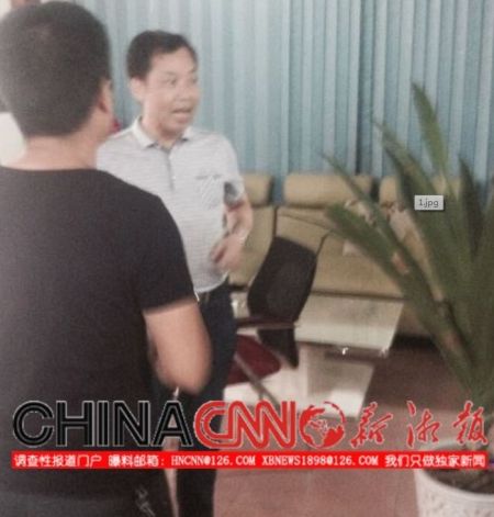 耒阳市文联主席熊艾春在耒阳社区网站办公室“讨要说法”。