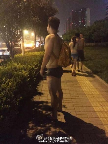夜里避难中的居民们 夜里避难中的居民们
