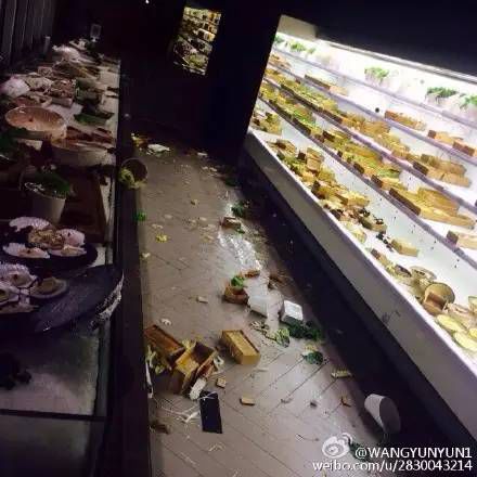 令人发指！火锅店服务员与女顾客起争执，竟将一锅滚汤浇在她头上！ 