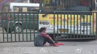 洛阳男子闯红灯被公交撞死 家属抱遗照堵车站