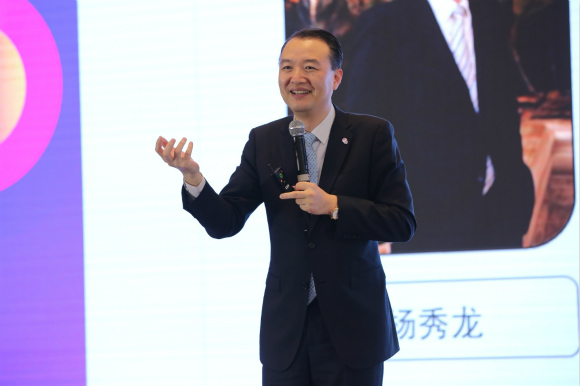 《界面新闻》专访李维华谈靠吟诗作赋、私人订制的“中国服务”,俏江南还能被救活吗?